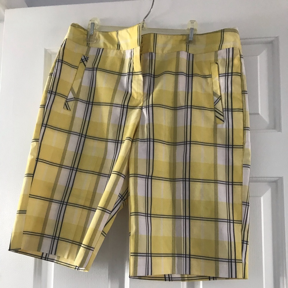 IZOD Womens golf shorts